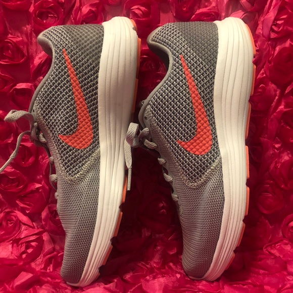 NIKE WOMENS REVOLUTION 3 RUNNING SHOE - Picture 3 of 7